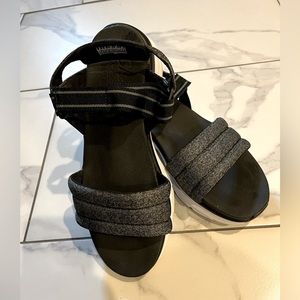 Skechers LUXE FOAM black platforms